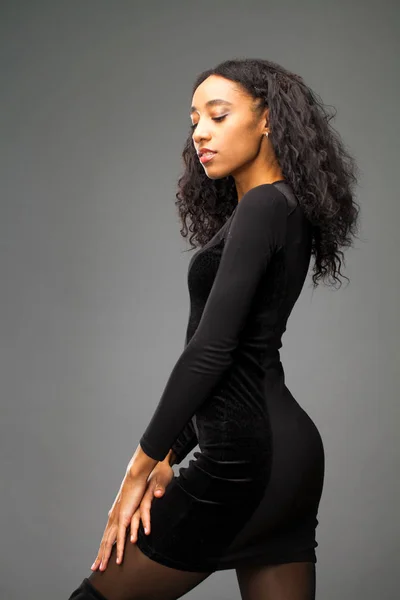 Genç Güzel Afrikalı Amerikalı Kadın Şık Siyah Elbise Atış Studio — Stok fotoğraf