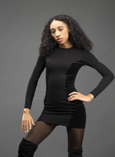Ung Vacker Afroamerikanska Kvinna Poserar Elegant Svart Klänning Studio Skott — Stockfoto