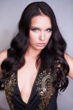 Makyaj. Güzel bir genç esmer kadın portresi portre