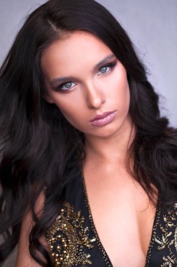 Makyaj. Güzel bir genç esmer kadın portresi portre