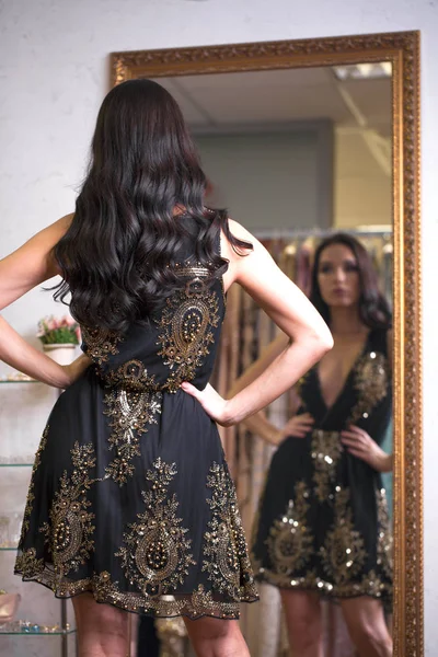 Ung Kvinna Försöker Klänning Showroom Mode Och Val Koncept Brunett — Stockfoto