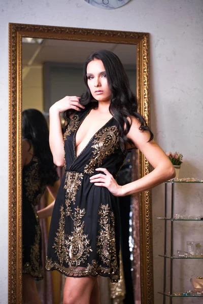 Junge Frau Probiert Neues Kleid Showroom Mode Und Auswahlkonzept Brünettes — Stockfoto