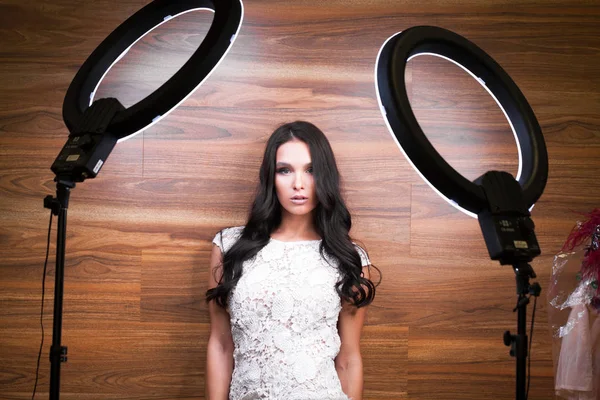 Estúdio Retrato Jovem Mulher Vestido Branco Com Efeito Flash Anel — Fotografia de Stock