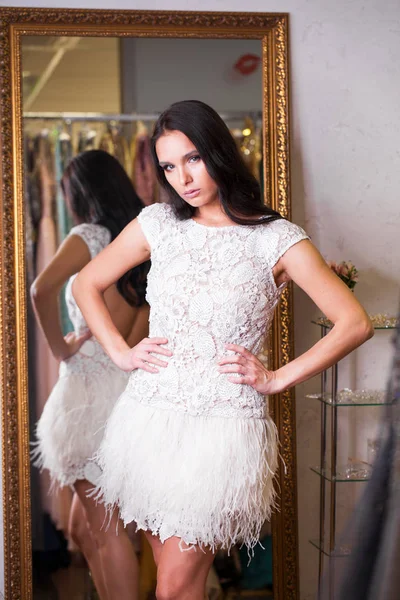 Jovem Mulher Experimentando Vestido Novo Showroom Conceito Moda Escolha Modelo — Fotografia de Stock