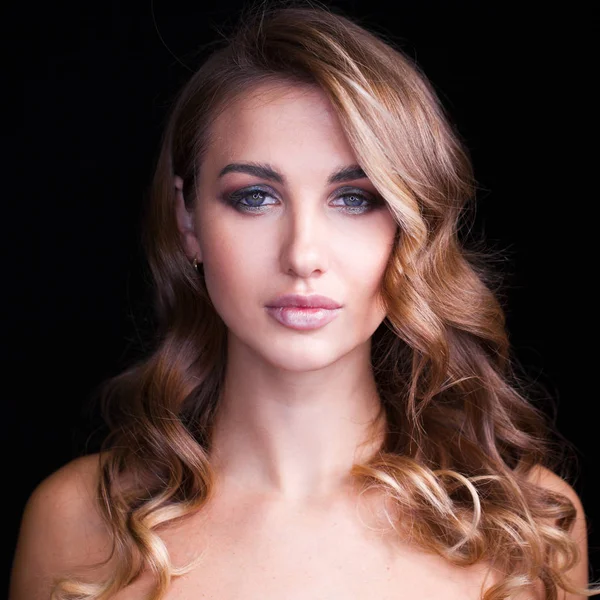 Close Portret Piękny Model Długimi Blond Włosy Czarnym Tle — Zdjęcie stockowe