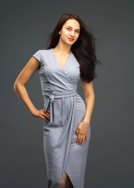 Moda seksi esmer kadın portre. Güzel model. İzole, stüdyo gri arka plan.