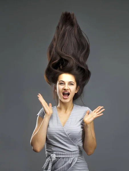 Portret Pięknej Kobiety Brunetka Włosami Się Powietrzu Tle Szarym Tle — Zdjęcie stockowe
