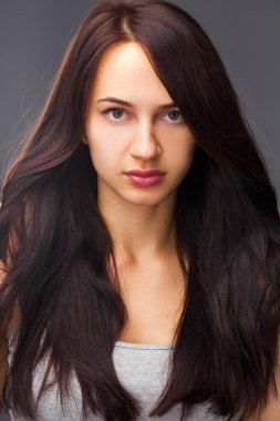 Makyaj. Güzel bir genç esmer kadın portresi portre