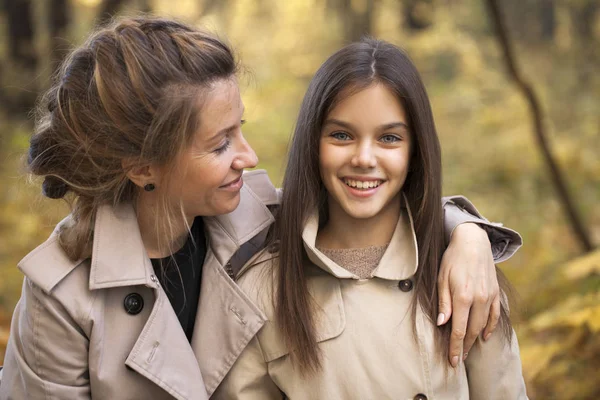 Young Mother Daughter Walking Autumn Park — Stock Photo, Image
