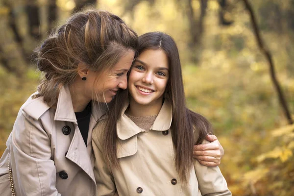 Giovani Madre Figlia Stanno Camminando Nel Parco Autunnale — Foto Stock