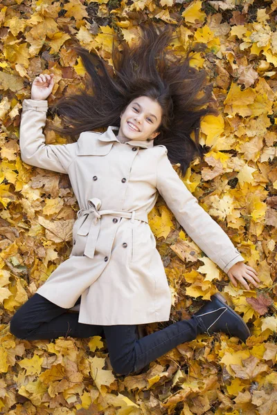 Szép Kislány Lefekszik Levelek Parkban Szép Őszi Napon — Stock Fotó