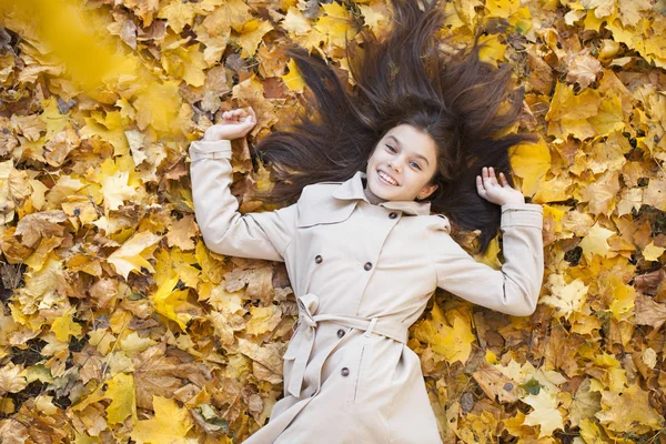 Красивая Маленькая Девочка Ложится Листья Парке Прекрасный Осенний День — стоковое фото