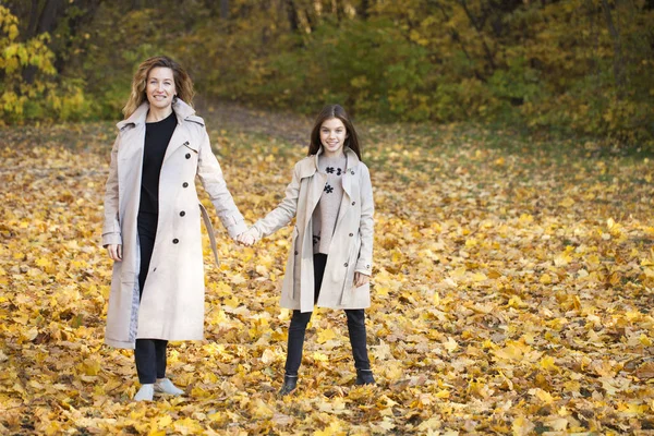 Young Mother Daughter Walking Autumn Park — Stock Photo, Image