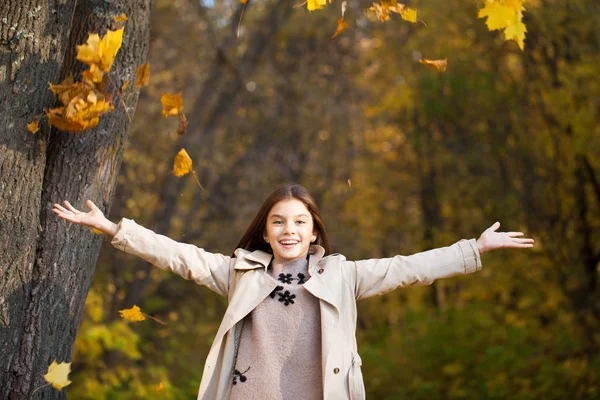 Portret Piękne Młoda Brunetka Dziewczynka Jesienny Park Zewnątrz — Zdjęcie stockowe