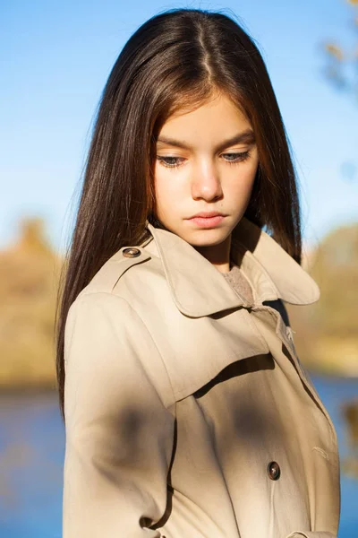 Portret Piękne Młoda Brunetka Dziewczynka Jesienny Park Zewnątrz — Zdjęcie stockowe