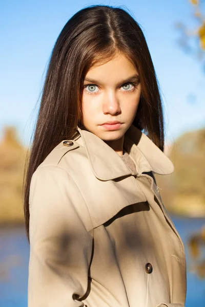 Portret Van Een Mooie Jonge Brunette Meisje Herfst Park Buitenshuis — Stockfoto