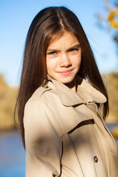 Retrato Una Hermosa Jovencita Morena Parque Otoño Aire Libre —  Fotos de Stock