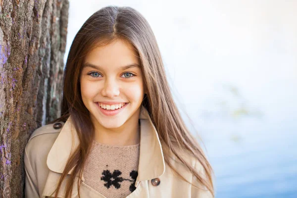 Porträt Einer Schönen Jungen Brünetten Mädchen Herbst Park Freien — Stockfoto