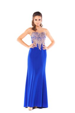 Tam büyüme beyaz arka plan üzerinde izole mavi elbiseli güzel bir genç esmer kadının portresi