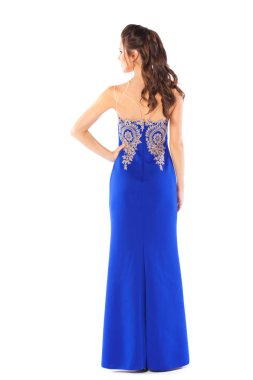 Tam büyüme beyaz arka plan üzerinde izole mavi elbiseli güzel bir genç esmer kadının portresi