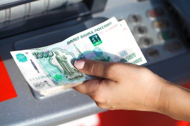 Rus ruble nakit. Kredi geri ödeme. Kadın eli açık banka Atm para çekme