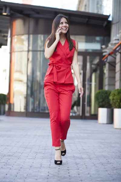 Linda Jovem Morena Terno Vermelho Chamando Por Telefone Rua Verão — Fotografia de Stock