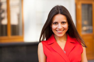 Yaz park arka plan üzerinde kırmızı bir elbise genç güzel bir kadın portresi