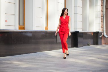 Tam büyüme kırmızı takım, sokak yaz açık havada güzel bir genç kadının portresi