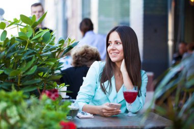 Zarif kız açık kafede kahve fincan ile dinlenme süre diyen birileri uzun siyah saçlı. Açık ciddi fashionista kadın fotoğrafı 