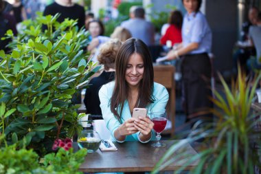 Zarif kız açık kafede kahve fincan ile dinlenme süre diyen birileri uzun siyah saçlı. Açık ciddi fashionista kadın fotoğrafı 