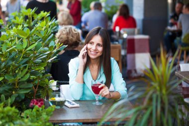 Zarif kız açık kafede kahve fincan ile dinlenme süre diyen birileri uzun siyah saçlı. Açık ciddi fashionista kadın fotoğrafı 