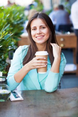 Görüntü açık hava kafe içinde genç esmer kadın 