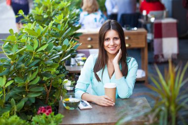 Görüntü açık hava kafe içinde genç esmer kadın 