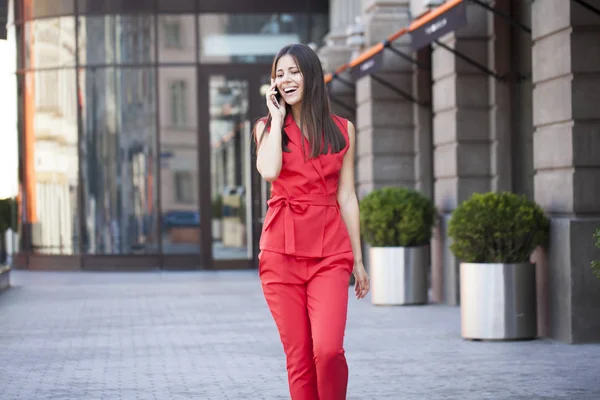 Telefon Yaz Aylarında Sokak Ederken Kırmızı Elbiseli Güzel Genç Esmer — Stok fotoğraf