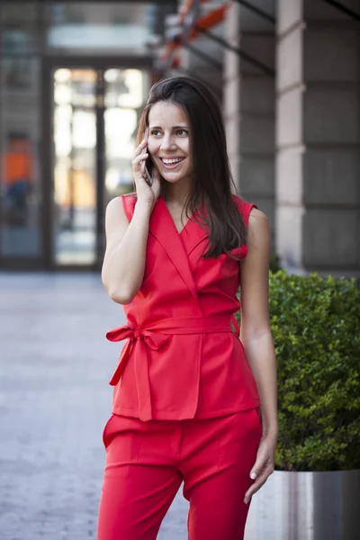 Krásná Mladá Brunetka Žena Červeném Obleku Volání Telefonicky Létě Ulice — Stock fotografie