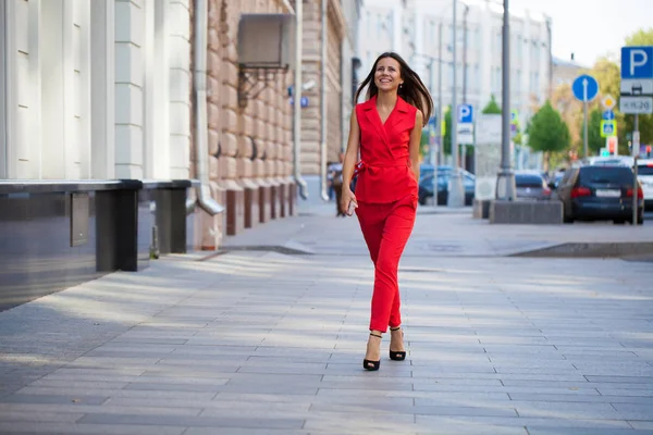 Porträtt Full Tillväxt Vacker Ung Kvinna Röd Kostym Gatan Sommaren — Stockfoto