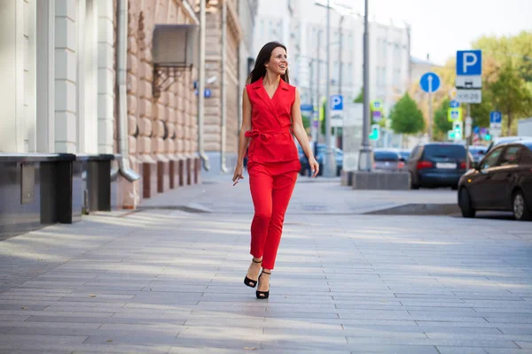 赤いスーツ ストリート夏の屋外の美しい若い女性の完全な成長の肖像画 — ストック写真