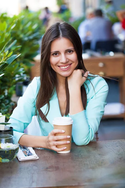 Imagen Una Joven Morena Una Cafetería Aire Libre —  Fotos de Stock