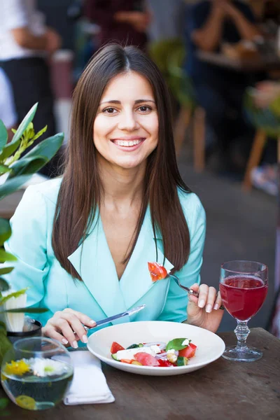 Joven Hermosa Mujer Morena Está Desayunando Café Calle Verano Aire — Foto de Stock
