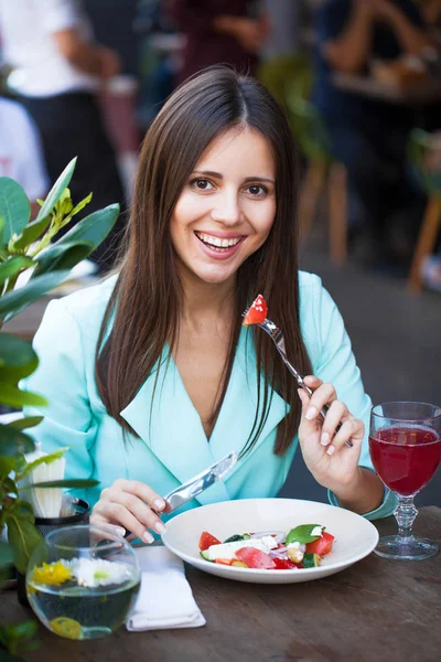 Young Beautiful Brunette Woman Having Breakfast Cafe Summer Street Outdoors — Stock Photo, Image
