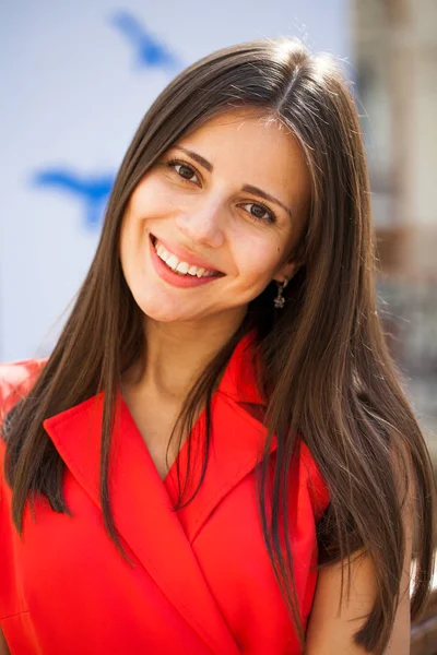 Retrato Una Hermosa Joven Con Vestido Rojo Sobre Fondo Del — Foto de Stock