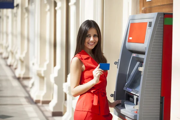 Щасливі Брюнетка Брюнетки Червоній Сукні Знімати Гроші Кредитної Картки Банкоматі — стокове фото