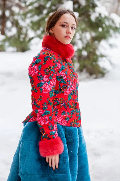 Όμορφη Μελαχρινή Νεαρή Γυναίκα Γούνινο Παλτό Που Ποζάρει Στο Χειμερινό — Φωτογραφία Αρχείου