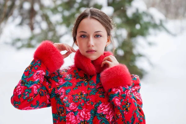 Junge Schöne Brünette Frau Pelzmantel Posiert Winterpark Model Trägt Stylische — Stockfoto