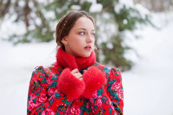 Joven Mujer Morena Hermosa Abrigo Piel Posando Parque Invierno Modelo —  Fotos de Stock