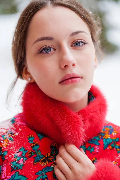 冬の公園でポーズの毛皮のコートで若い美しいブルネットの女性 スタイリッシュな暖かい服を着てモデル — ストック写真