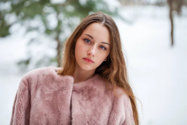 Junge Schöne Brünette Frau Pelzmantel Posiert Winterpark Model Trägt Stylische — Stockfoto