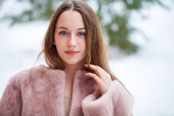 Młody Piękny Brunetka Kobieta Futrze Pozowanie Winter Park Modelka Ubrana — Zdjęcie stockowe