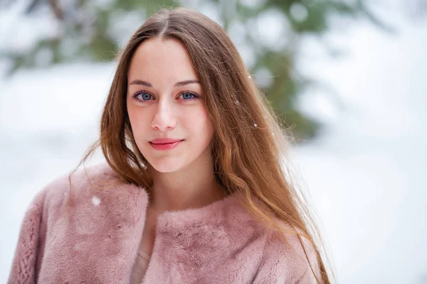 Junge Schöne Brünette Frau Pelzmantel Posiert Winterpark Model Trägt Stylische — Stockfoto