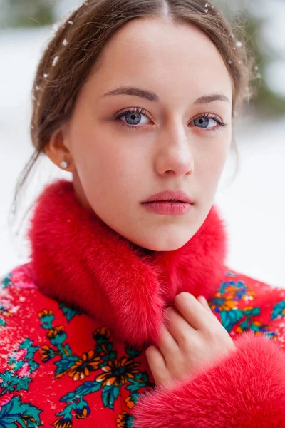 冬の公園でポーズの毛皮のコートで若い美しいブルネットの女性 スタイリッシュな暖かい服を着てモデル — ストック写真